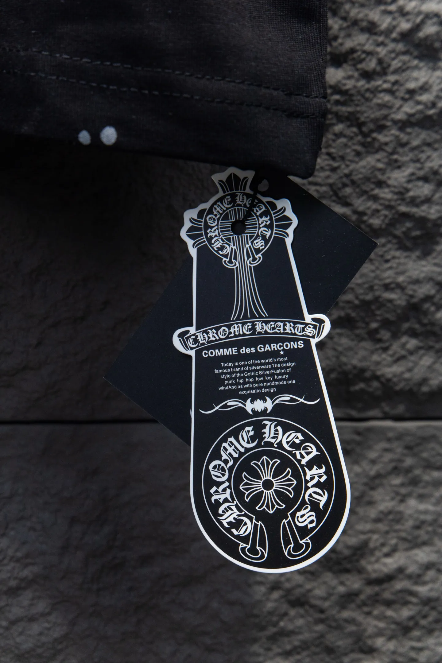 🅿️188 Style No.: 7250# Chrome hearts• 25ss ⚠YB custom-woven and custom-dyed fabric, color, printing, version and accessories. The fabric is woven by imported machines. The uniqueness of the cloth texture creates a perfect garment effect. The fabric is made of 260-gram clean cloth with 320-gram 1*1 rib. 4-color environmentally friendly custom-dyed fabric, threads in the same cylinder, no color difference.  Gradient graffiti on garments, hand-made graffiti technology on garments, the details of the collar, pockets, cuffs, and front and rear threads are clearly visible. The printing uses Japanese BROTHER white ink digital direct-injection garment printing. This model is a global limited edition. In order to present a product like a work of art, after a long period of repeated determination of details, a very high-standard garment is presented. The front chest is made of direct-injection printing environmentally friendly glue material, using a mechanized printing process. Mechanical printing has high precision, the positioning accuracy can reach ±0.02mm, and the quality is stable.   The body is treated with graffiti elements, which greatly increases the interest of the clothing; it has a unique visual effect. The special washing effect creates a unique aged effect.  Croix Heart Short Sleeve must be the first short-sleeved piece in spring and summer that blurs the boundaries of unisex style. It has a classic dropped shoulder oversize version and a loose and casual upper body.  Color: Black White Size: S M L XL
